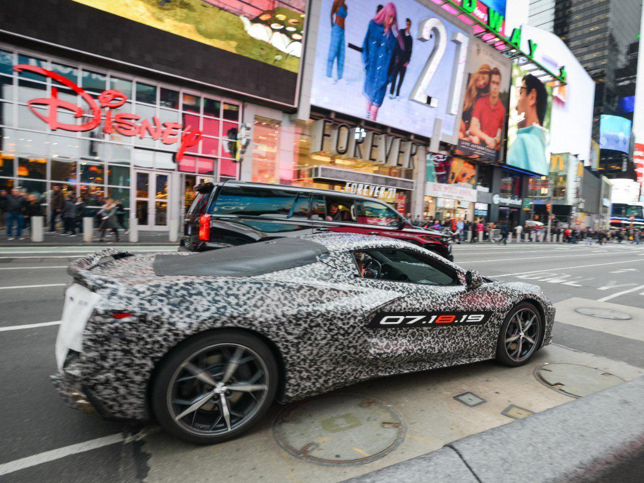 Новый Chevrolet Corvette в камуфляже на улицах Нью-Йорка